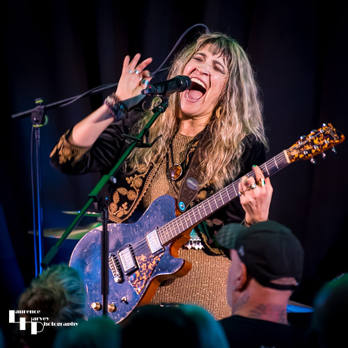 Lee-la Baum on vocals & guitar