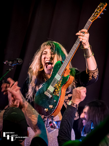 Lee-la Baum on vocals & guitar