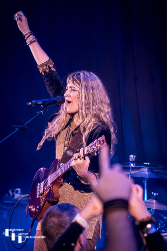 Lee-la Baum on vocals & guitar