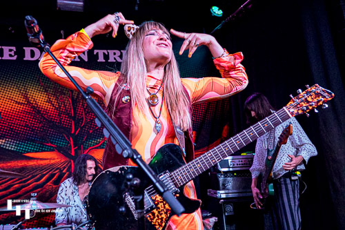 Lee-la Baum on vocals & guitar