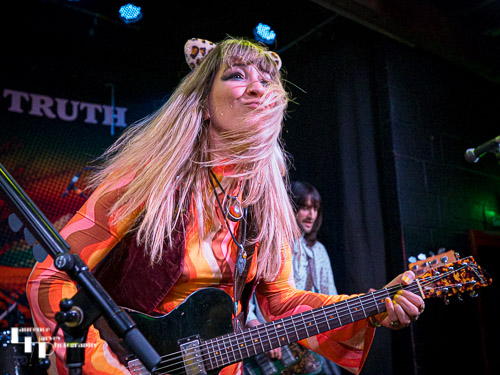 Lee-la Baum on vocals & guitar