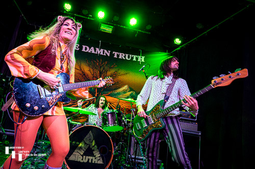 Lee-la Baum on vocals & guitar, PY Letellier on bass