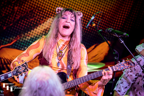 Lee-la Baum on vocals & guitar