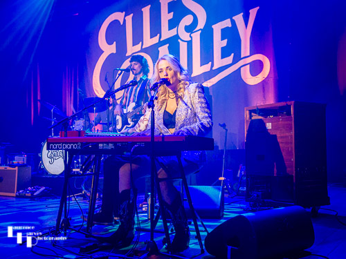 Elles Bailey on vocals & keys