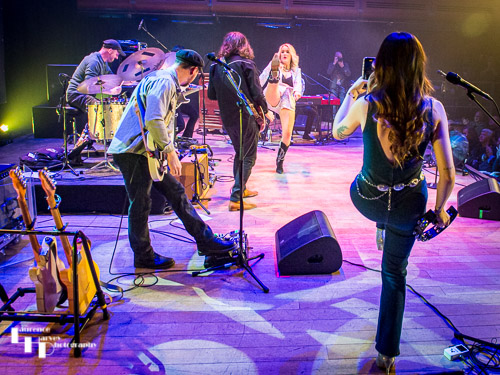 Elles Bailey & her band on stage at The Apex