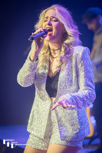 Elles Bailey on vocals