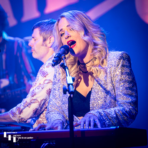 Elles Bailey on vocals & keys