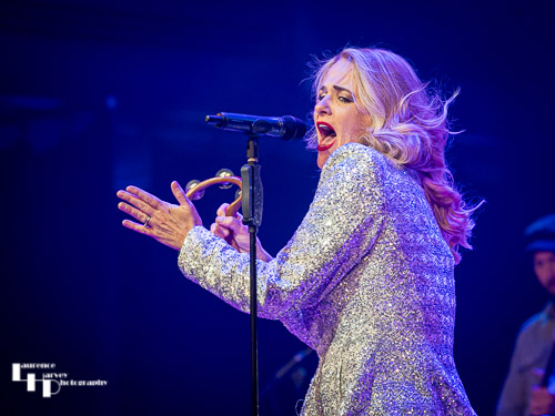 Elles Bailey on vocals