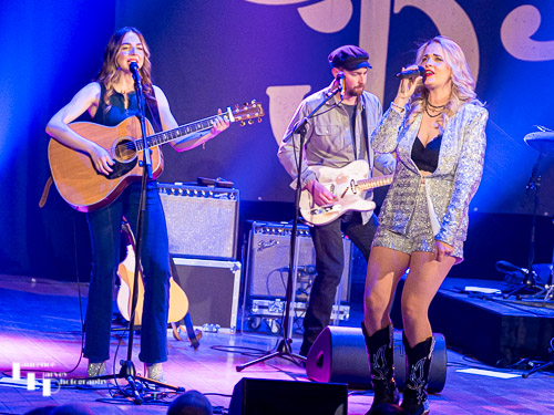 Elles Bailey & her band on stage at The Apex