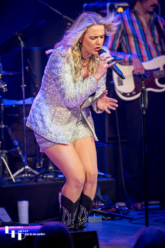 Elles Bailey on vocals