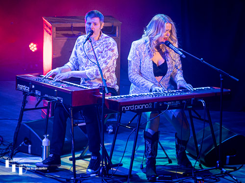 Elles Bailey on vocals & keys with Jonny Henderson
