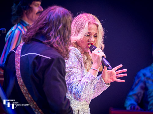 Elles Bailey on vocals with guest Joe Coombs on guitar