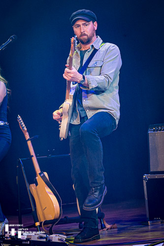 Joe Wilkins on guitar & backing vocals