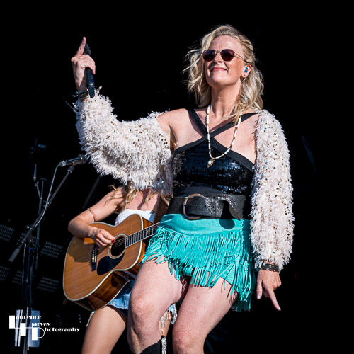 Elles Bailey on vocals