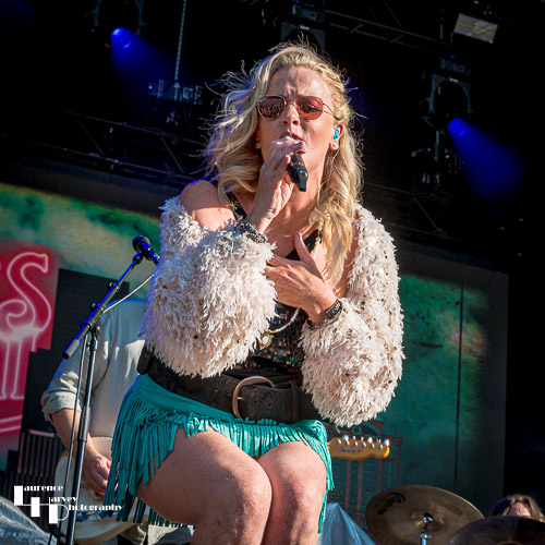 Elles Bailey on vocals