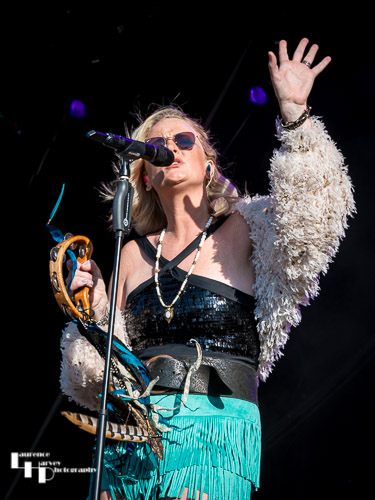 Elles Bailey on vocals