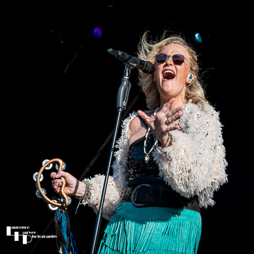Elles Bailey on vocals