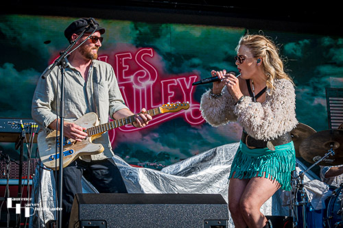 Elles Bailey on vocals, Joe Wilkins on guitar