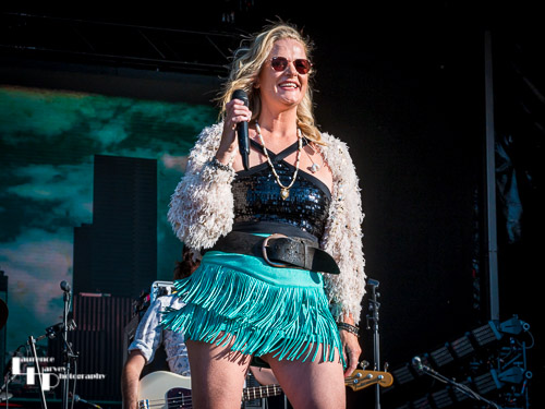 Elles Bailey on vocals
