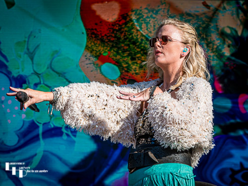 Elles Bailey on vocals