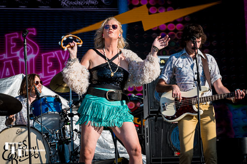 Elles Bailey on vocals, Matthew Waer on bass