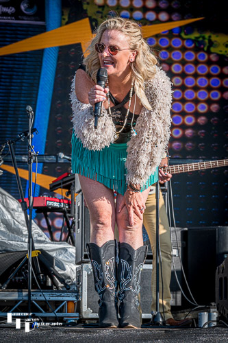 Elles Bailey on vocals