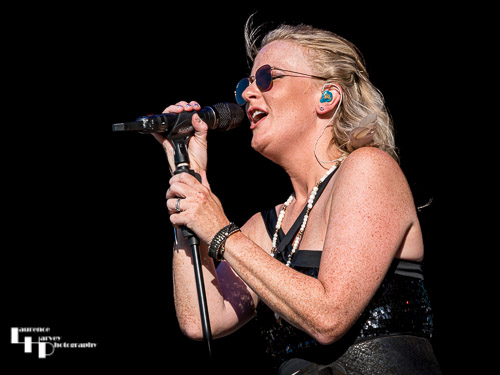 Elles Bailey on vocals