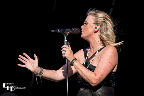 Elles Bailey on vocals