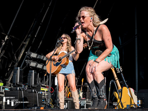 Elles Bailey on vocals