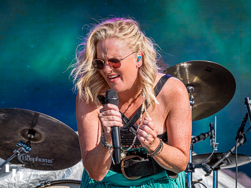 Elles Bailey on vocals