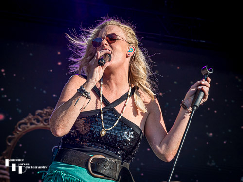 Elles Bailey on vocals