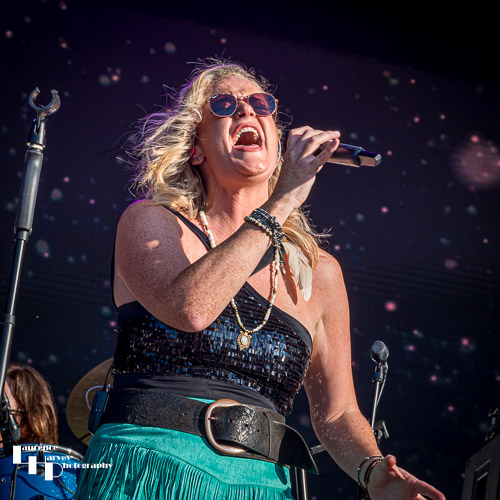 Elles Bailey on vocals