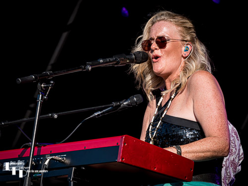 Elles Bailey on vocals & keyboard