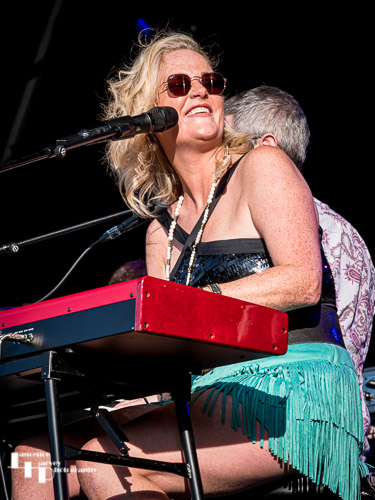 Elles Bailey on vocals & keyboard