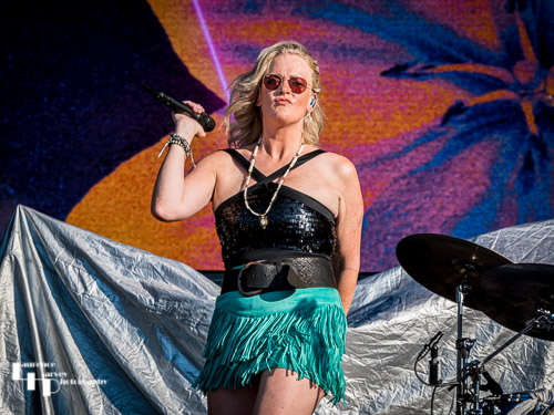 Elles Bailey on vocals