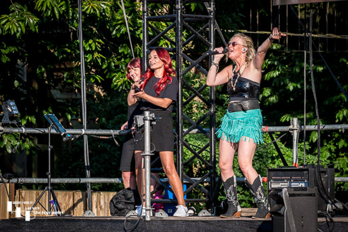 Elles Bailey on vocals