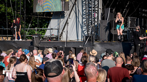 Elles Bailey on vocals