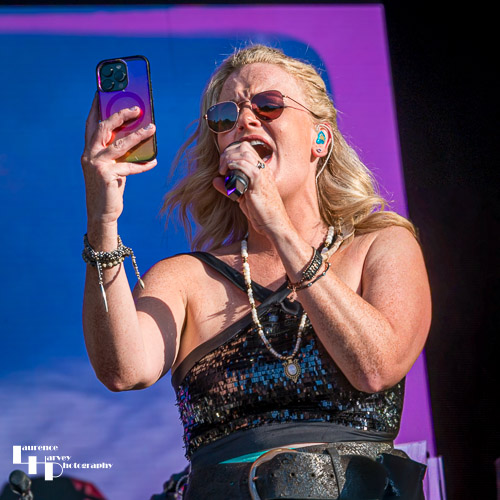 Elles Bailey on vocals