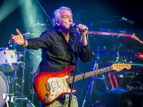 Steve Overland on vocals & guitar