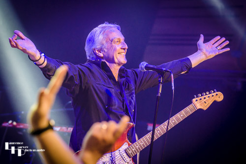 Steve Overland on vocals & guitar