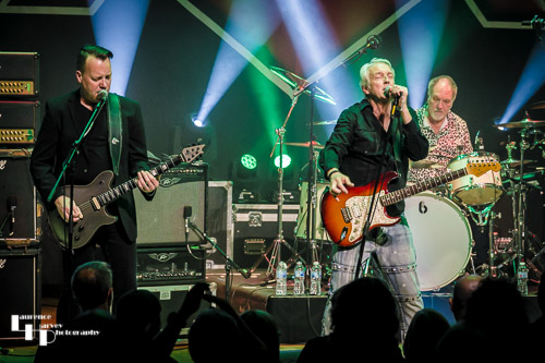 Steve Overland on vocals & guitar, Jim Kirkpatrick on guitar