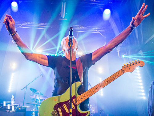 Steve Overland on vocals & guitar