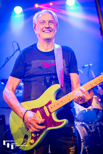 Steve Overland on vocals & guitar