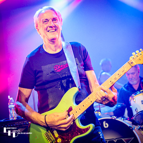 Steve Overland on vocals & guitar