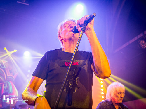 Steve Overland on vocals & guitar