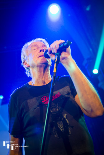 Steve Overland on vocals & guitar