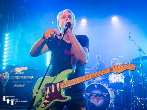 Steve Overland on vocals & guitar