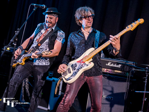 Byron 'Beej' Garbett on guitar & Phil 'Hammer' Burrows on bass