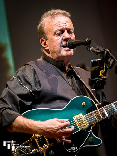 Gary Kenton on lead vocals & guitar