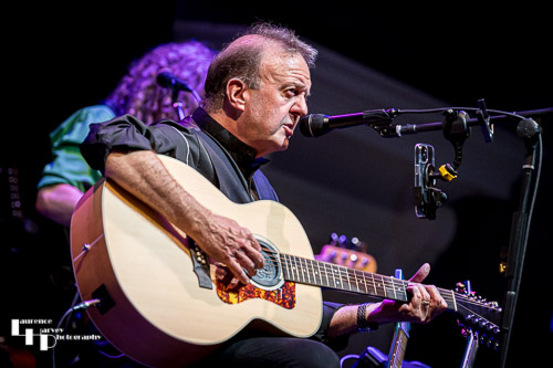 Gary Kenton on lead vocals & guitar